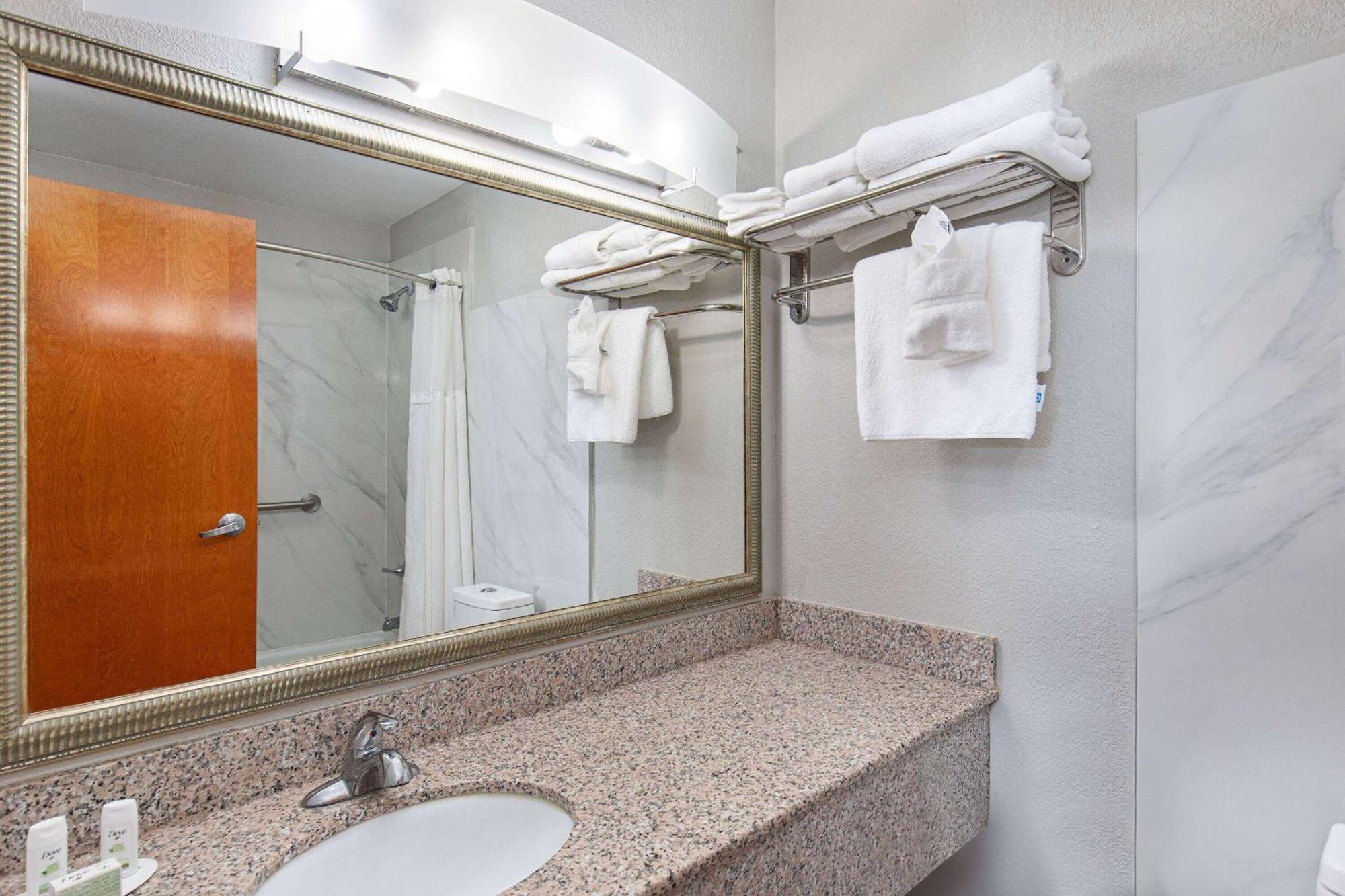 Ramada By Wyndham Bowling Green Esterno foto