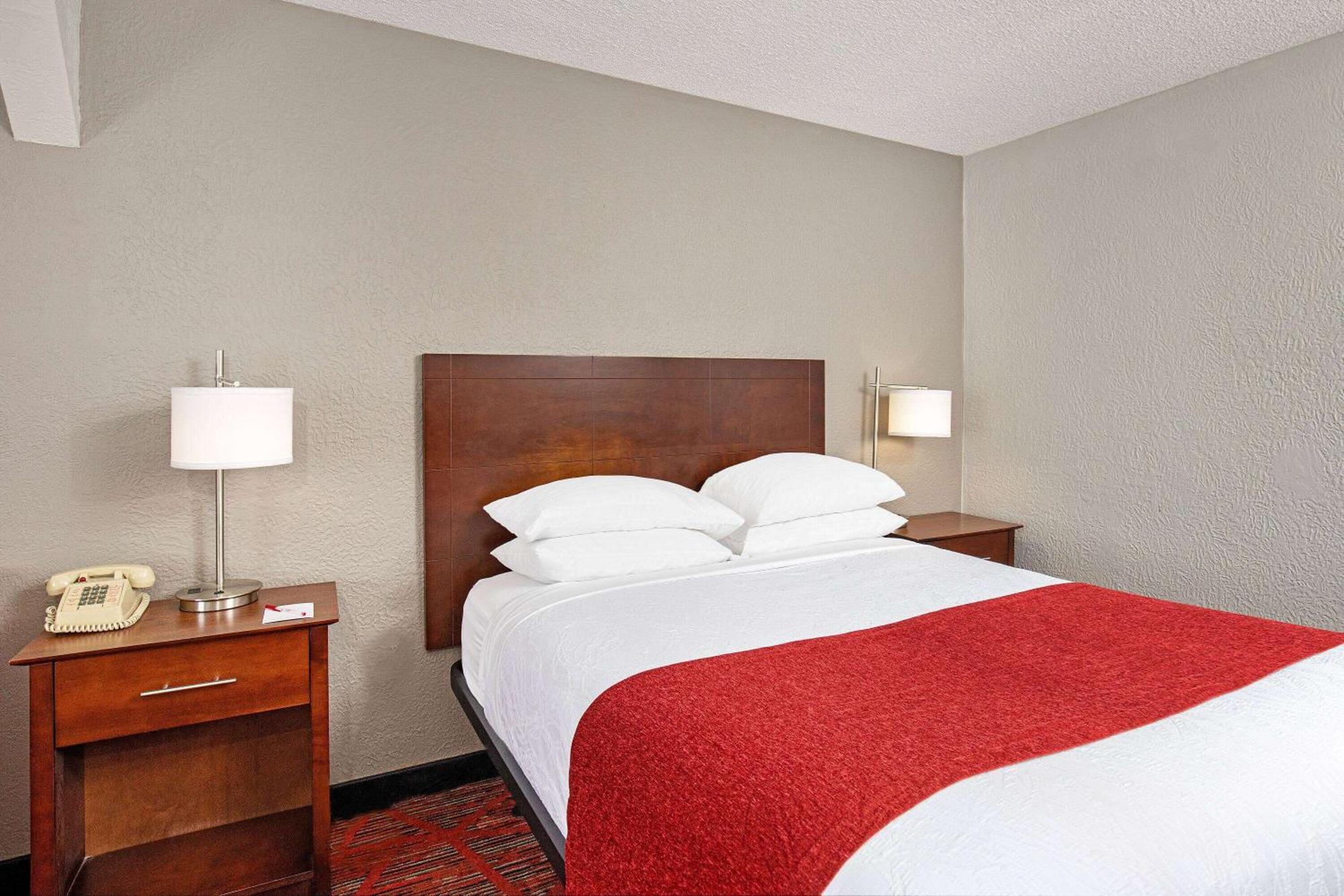 Ramada By Wyndham Bowling Green Esterno foto