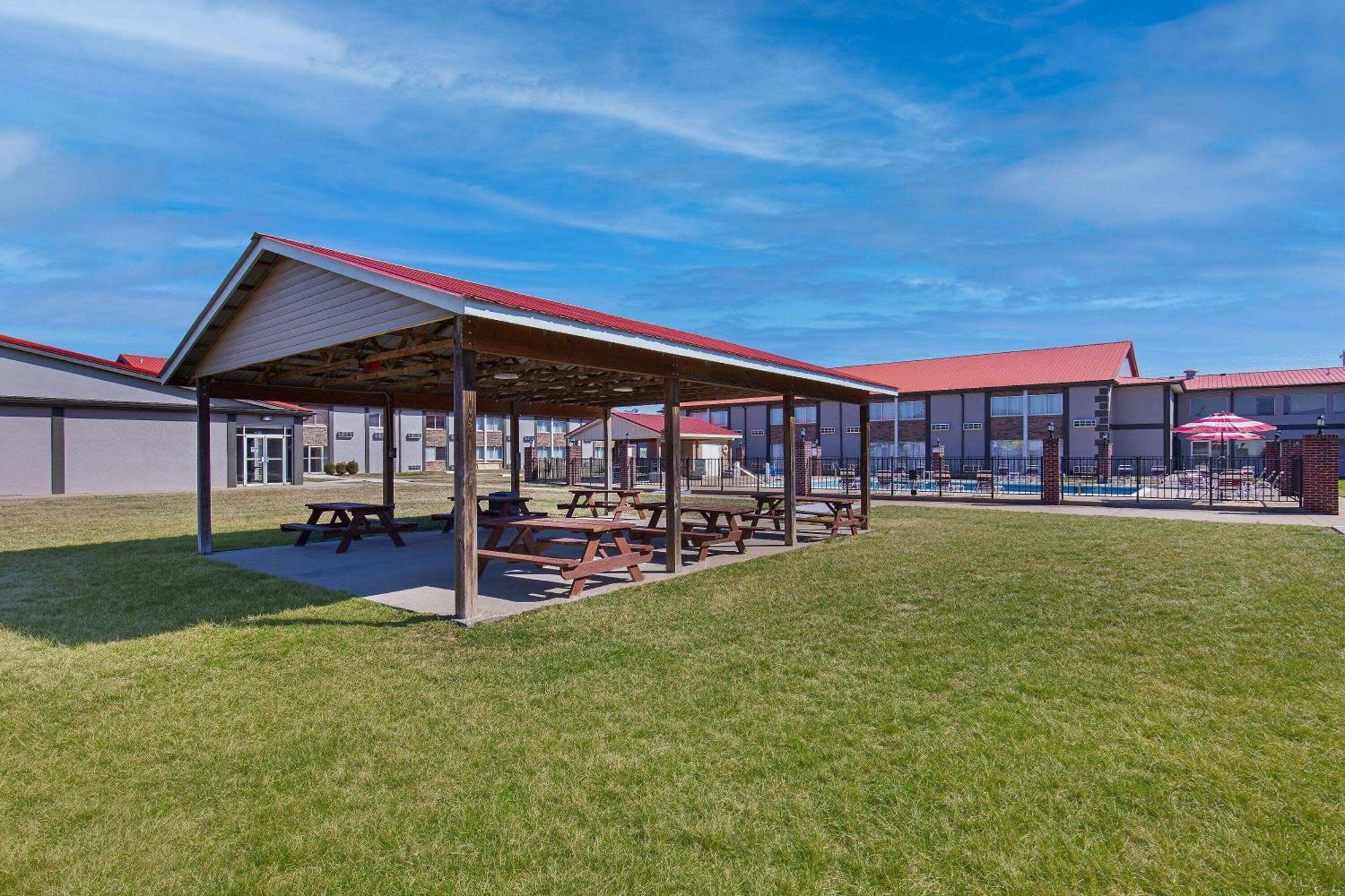 Ramada By Wyndham Bowling Green Esterno foto